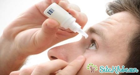 Sử dụng thuốc nhỏ mắt khi bị nhức mỏi mắt