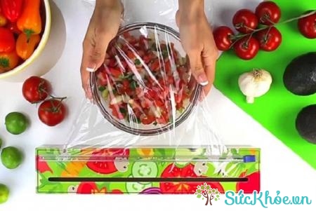 Cách bảo quản hoa quả trong tủ lạnh bằng màng bọc thực phẩm là cách được nhiều người áp dụng