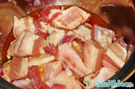 Khác với cách nướng thịt bằng lò nướng, bạn nên ướp thịt bằng nước mắm hoặc nước tương trước khi nướng thịt