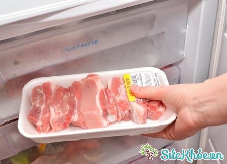 Cho thịt vào ngăn mát tủ lạnh