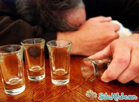 Tránh uống rượu không rõ nguồn gốc để phòng tránh ngộ độc rượu