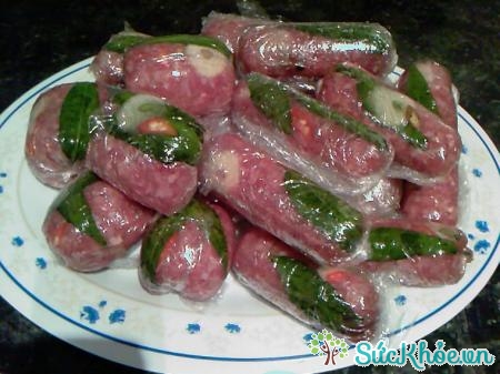 Cuộn thịt lại bằng màng bọc thực phẩm