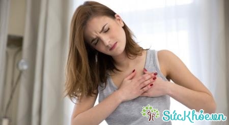 Đau vùng ngực cũng là triệu chứng áp-xe phổi
