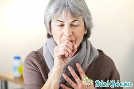 Ho nhẹ là triệu chứng viêm phổi ở người lớn ban đầu
