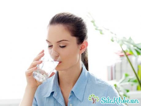 Uống đủ nước giúp giảm cân sau tết nhanh chóng