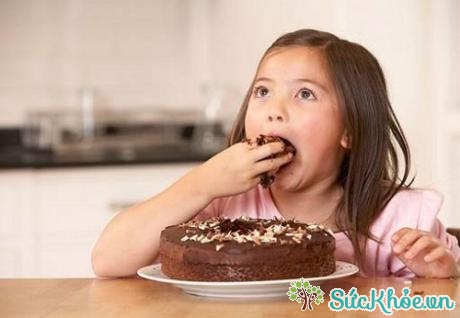 Trẻ ăn nhiều thức ăn ngọt dễ dẫn tới bệnh sâu răng