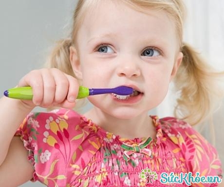 Dạy bé cách vệ sinh răng miệng để bảo vệ hàm răng chắc khỏe