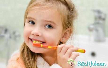 Để ngăn chặn bệnh sâu răng ở trẻ em cần giúp trẻ vệ sinh răng miệng thường xuyên