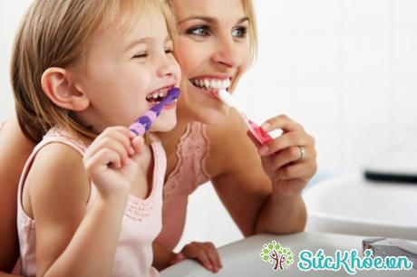 Giúp bé học cách chăm sóc răng miệng bảo vệ răng chắc khỏe