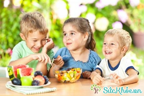 Khuyến khích trẻ ăn nhiều rau quả phòng bệnh béo phì ở trẻ nhỏ