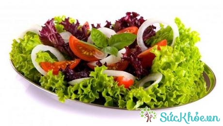 Chỉ nên chế biến salad trước bữa ăn 5 phút