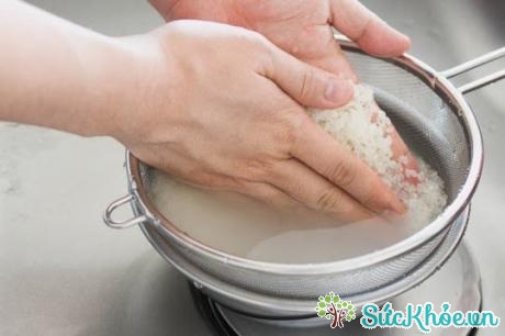 Để không bị mất chất dinh dưỡng trước khi nấu cơm nên rửa gạo thay vì vò xát