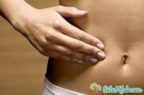 Đau bụng vùng quanh rốn là một dấu hiệu biểu hiện đau ruột thừa thường thấy