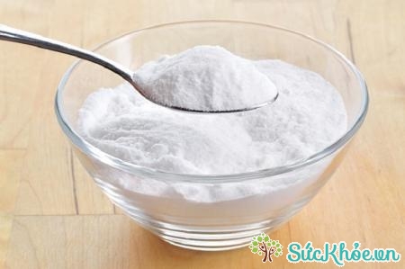 Dùng bột nở để tẩy sạch vết bẩn trong bếp