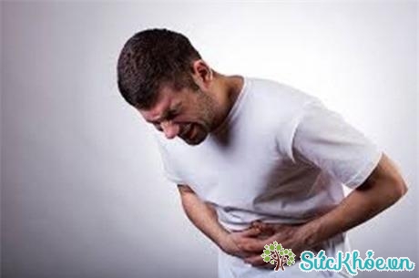 Viêm loét đại tràng bùng phát xuất hiện những cơn đau bụng nặng 