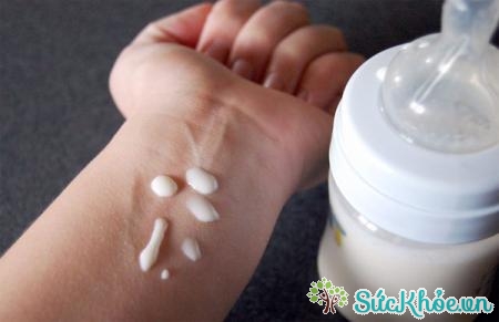 Sau khi hâm sữa, nên thử nhiệt độ sữa bằng tay mẹ