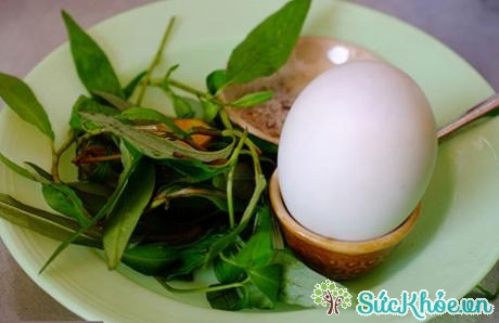 Trứng vị lộn kết hợp với rau răm là món ăn khoái khẩu