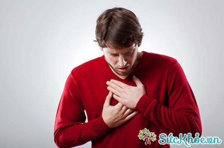 Khó thở là triệu chứng suy tim dễ nhận biết