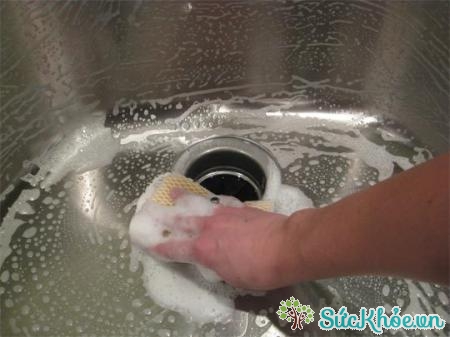 Làm sạch cạn nước bằng dấm trắng