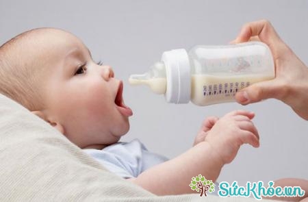 Không nên cho trẻ bú sữa bằng bình