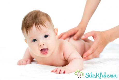 Viêm tai giữa ở trẻ sơ sinh giai đoạn vỡ mủ