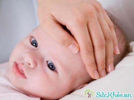 Sốt là dấu hiệu viêm tai giữa ở trẻ sơ sinh giai đoạn đầu