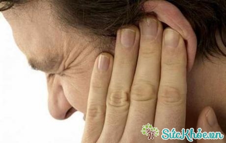 Đau nhức tai là triệu chứng viêm tai giữa ở người lớn