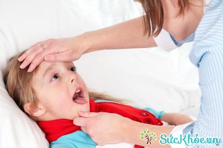 Amidan sưng to là triệu chứng viêm họng cấp ở trẻ
