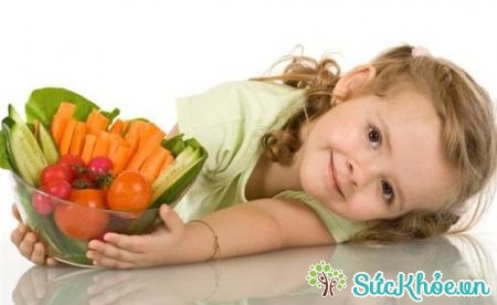  Dinh dưỡng đầy đủ, tăng cường trái cây để tăng sức đề kháng cho trẻ