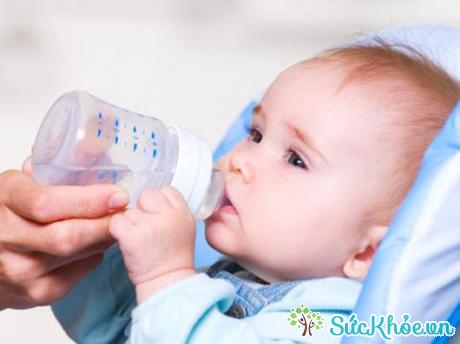 Cho trẻ uống nhiều nước hơn bình thường