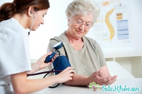 Tăng huyết áp là nguyên nhân chảy máu cam thường gặp ở người lớn tuổi