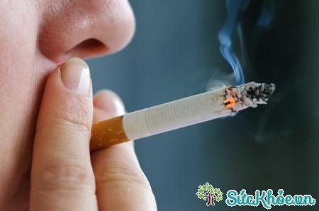Hút thuốc cũng là một trong những nguyên nhân bệnh thấp khớp