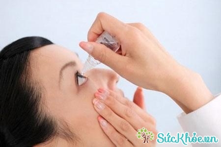 Giữ tay sạch trước khi dùng thuốc nhỏ mắt