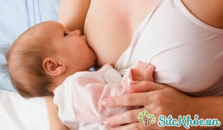 Ngoài tư thế cho bé bú đúng chuẩn, có thể dùng đồ uống lợi sữa để tăng sữa cho bé