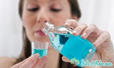 Nước súc miệng giúp tiêu diệt vi khuẩn, giảm mùi hôi trong miệng