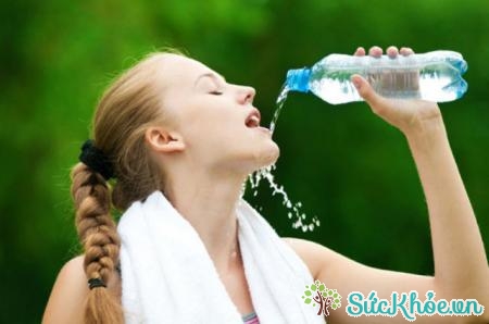 Uống nước buổi trưa tốt cho tiêu hóa