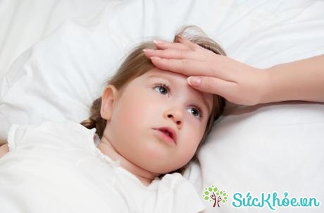 Sốt, đau tai, đau đầu đều là triệu chứng viêm amidan ở trẻ em
