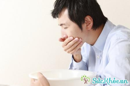 Buồn nôn và nôn là triệu chứng phổ biến