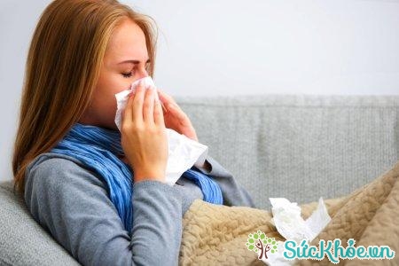 Triệu chứng viêm xoang mũi dị ứng là ngạt mũi