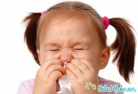Biển hiện của bệnh viêm mũi dị ứng ở trẻ em ngứa mũi, chảy nước mũi