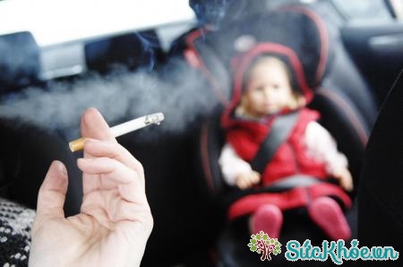 Tránh cho trẻ hít phải khói thuốc lá, khói than... để tránh bị suy hô hấp