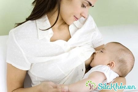 Cho trẻ bú mẹ trong 6 tháng đầu giúp phòng bệnh suy hô hấp