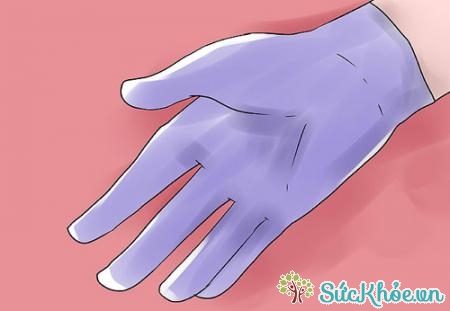 Nhớ đeo gang tay để tránh lây nhiễm virus từ người bệnh