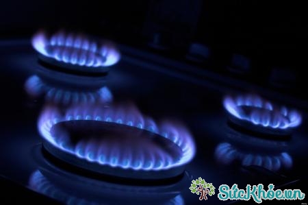 Vệ sinh bếp gas thường xuyên để bảo vệ ngọn lửa không bị vàng