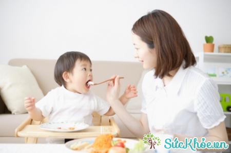 Trong chế độ dinh dưỡng cho trẻ còi xương, mẹ nên cho bé ăn đúng cách