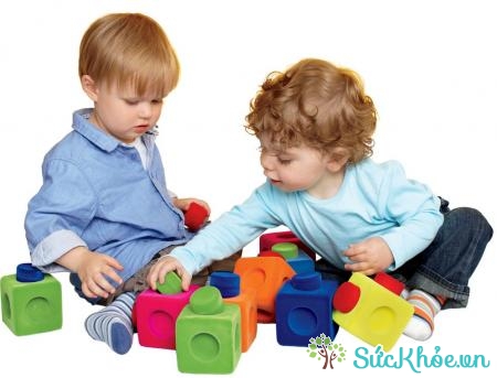 Dạy con nên hòa đồng với bạn bè bằng cách chia sẻ đồ chơi với nhau