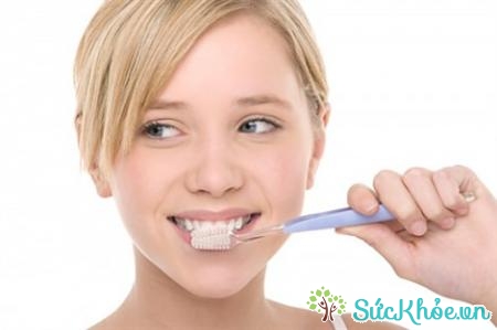 Đánh răng ngay sau khi ăn có thể làm hại men răng