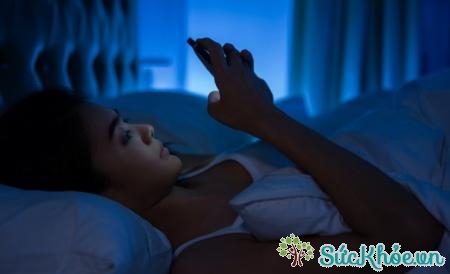 Tác hại của ánh sáng xanh cũng gây khó ngủ