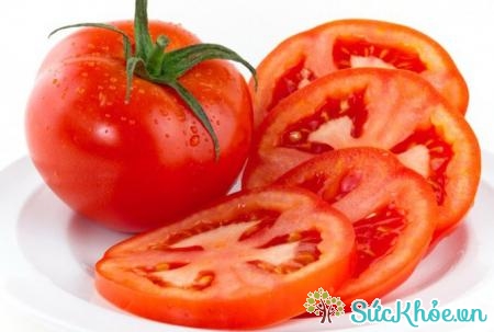 Làm trắng da bằng cách sử dụng lát cắt cà chua trực tiếp