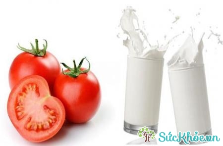 Dùng cà chua và sữa tươi để làm trắng da